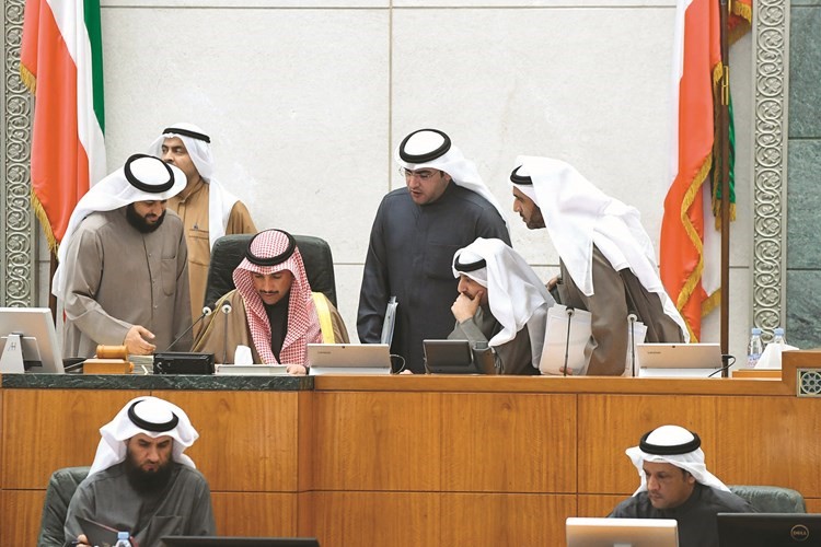 رئيس مجلس الأمة مرزوق الغانم وعبدالوهاب البابطين ومحمد الدلال ود. عبدالكريم الكندري وعبدالله فهاد على المنصة 	(هاني الشمري)﻿