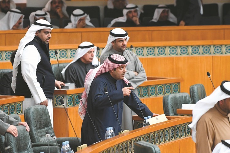 فيصل الكندري متحدثا ويبدو راكان النصف ويوسف الفضالة﻿