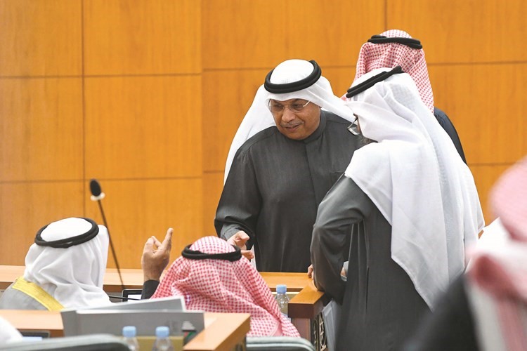 الشيخ خالد الجراح اثناء الجلسة﻿