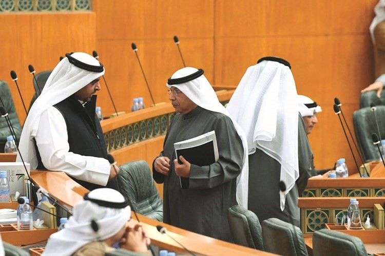 الشيخ خالد الجراح وراكان النصف أثناء الجلسة﻿