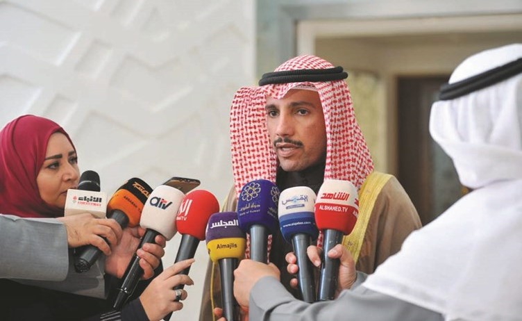 الرئيس مرزوق الغانم متحدثا للصحافيين﻿