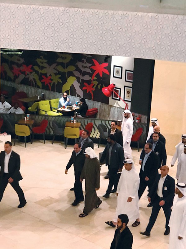 بالفيديو والصور.. «السيسي» يتجوّل بأحد المراكز التجارية بأبوظبي