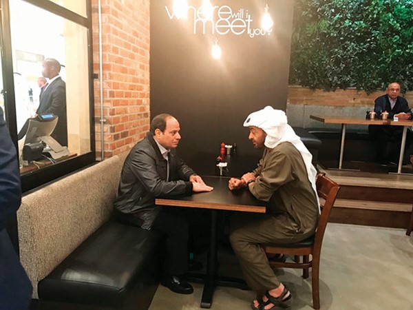 بالفيديو والصور.. «السيسي» يتجوّل بأحد المراكز التجارية بأبوظبي
