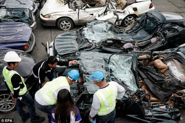 بالصور.. الرئيس الفلبيني يحطم عشرات السيارات الفارهة.. تعرف على السبب