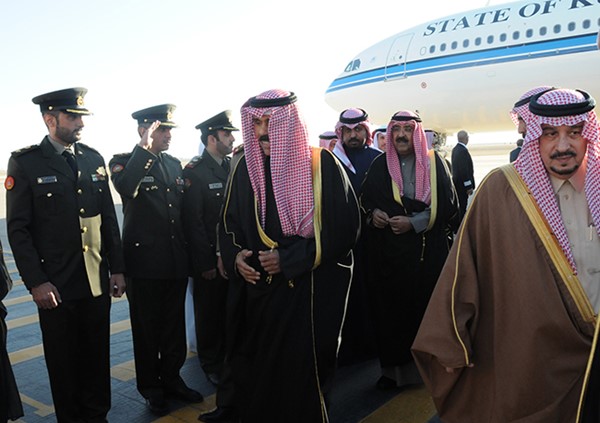 ممثل صاحب السمو لدى وصوله الرياض وفي استقباله صاحب السمو الملكي الأمير فيصل بن بندر ويبدو الشيخ مشعل الأحمد ﻿