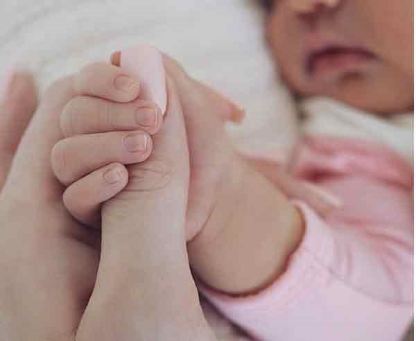 بعد نبأ ولادتها الذي تابعه الملايين.. كايلي جينر تنشر صورة لطفلتها وتعلن اسمها