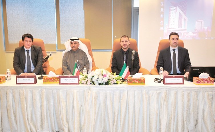 المستشارون عويد الثويمر وجون فيليب وفابريس ديرون وسيدريك دوفي خلال ورشة العمل	(زين علام) ﻿