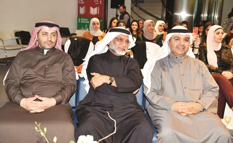 بدر الرفاعي في مقدمة الحضور ﻿