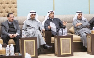 د.محمد المقاطع يتحدث خلال اللقاء مع أساتذة الكلية﻿