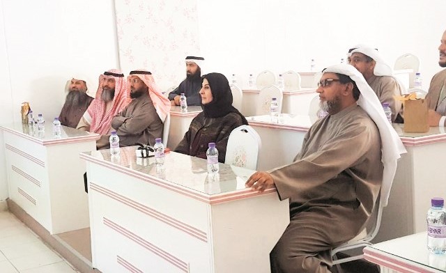 فاطمة الكندري ومسؤولو المعهد الديني خلال حفل الافتتاح ﻿