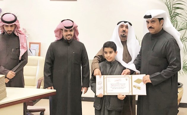 رئيس جمعية أبوحليفة عبدالله العبيد ونائب الرئيس سعود العمير ومختار منطقة ابوحليفة ناصر الجابر يكرمون الطلبة ﻿