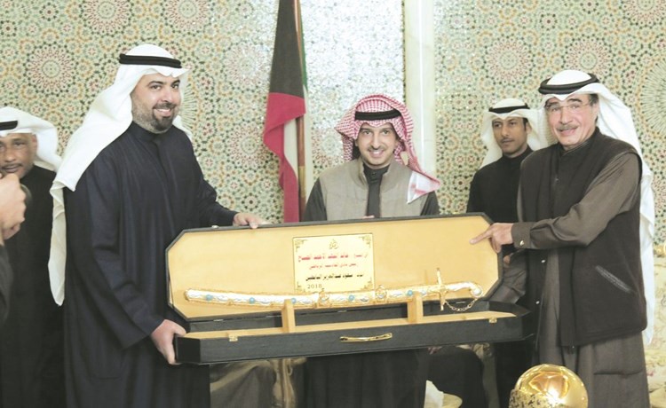 البابطين يقدم السيف الى الفهد بحضور النائب عبدالوهاب البابطين ﻿