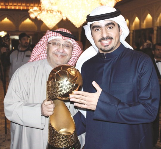 البابطين يحمل الكأس مع أحمد الرمضان ﻿