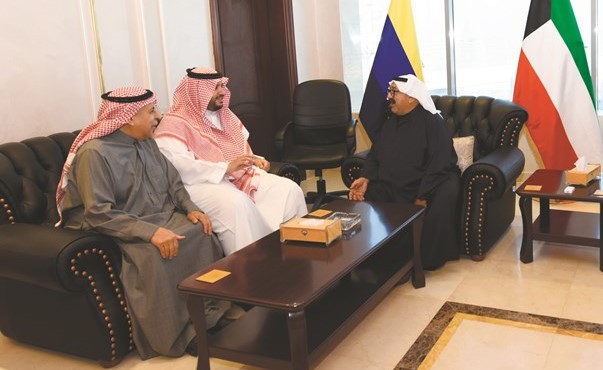 الشيخ ناصر صباح الأحمد مستقبلا صاحب السمو الملكي الأمير تركي بن محمد بن فهد آل سعود والسفير السعودي د.عبدالعزيز الفايز﻿