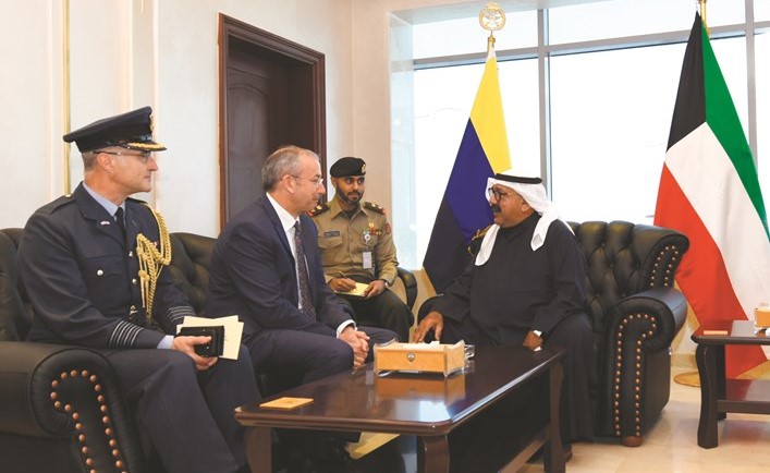 الشيخ ناصر صباح الأحمد مستقبلا سفير المملكة المتحدة مايكل دافنبورت والعقيد فنلي ماكلين﻿