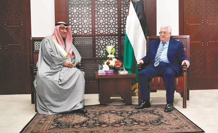  الرئيس الفلسطيني محمود عباس خلال لقائه ممثل صاحب السمو الأمير الوزير خالد الروضان﻿