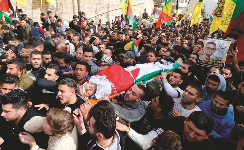 فلسطينيون يشيعون جثمان الشهيد خالد التايه في نابلس امس	(رويترز)﻿