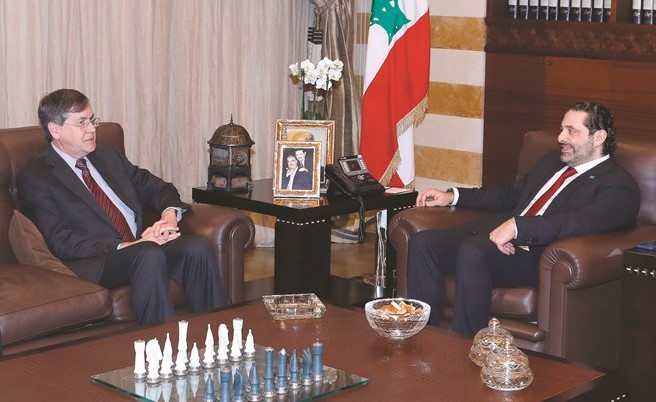 رئيس مجلس الوزراء سعد الحريري مستقبلا مساعد وزير الخارجية الأميركي ديفيد ساترفيلد في بيت الوسط	(محمود الطويل)﻿
