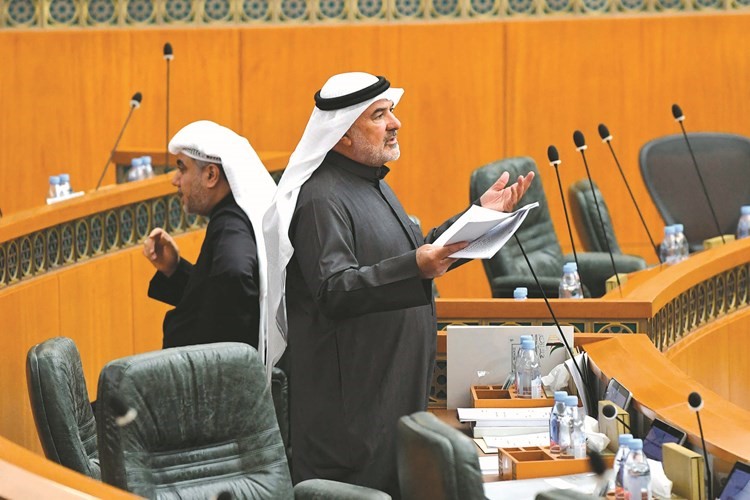 صالح عاشور متحدثا﻿