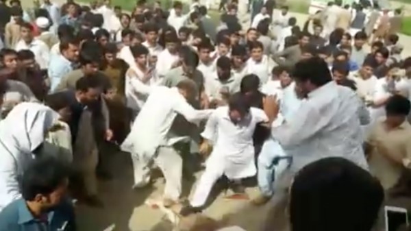 فيديو صادم.. جموع تقتل طالباً ضرباً ودعساً .. والقضاء ينتصر للقتيل