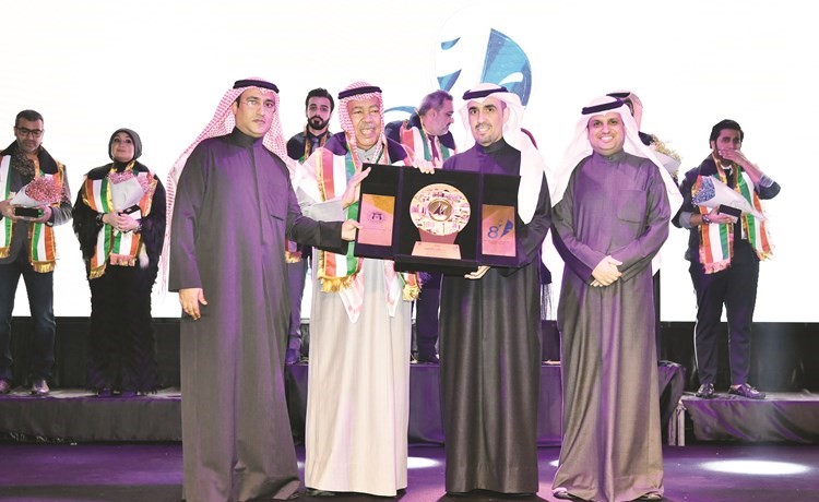 شخصية المهرجان الفنان الكبير سعد الفرج مكرما من قبل غالب العصيمي ود.فهد الهاجري ود.راجح المطيري﻿