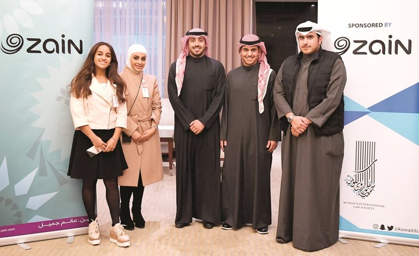 ممثل زين مع مسؤولي جمعية القانون الدولي الكويتية﻿