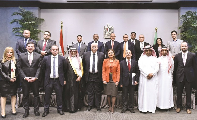 د.سحر نصر تتوسط المشاركين في توقيع الاتفاقيتين ﻿