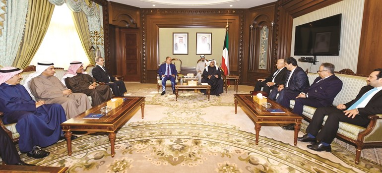 الشيخ ناصر صباح الأحمد مستقبلا مؤيد اللامي ووفد نقابة الصحافيين العراقيين بحضور السفير علاء الهاشمي والزملاء فيصل المتلقم وعدنان الراشد وسعد العلي﻿