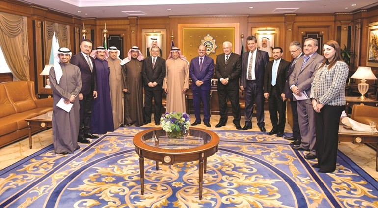 الشيخ خالد الجراح مستقبلا وفد نقابة الصحافيين العراقيين ﻿