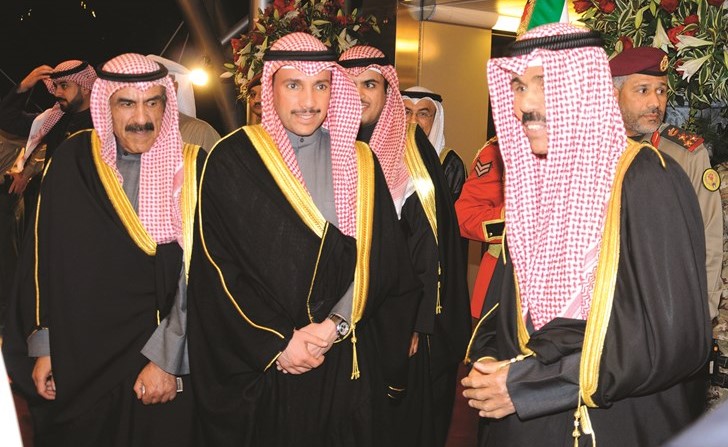 سمو ولي العهد الشيخ نواف الاحمد لدى وصوله الى البلاد وفي استقباله رئيس مجلس الامة مرزوق الغانم ﻿