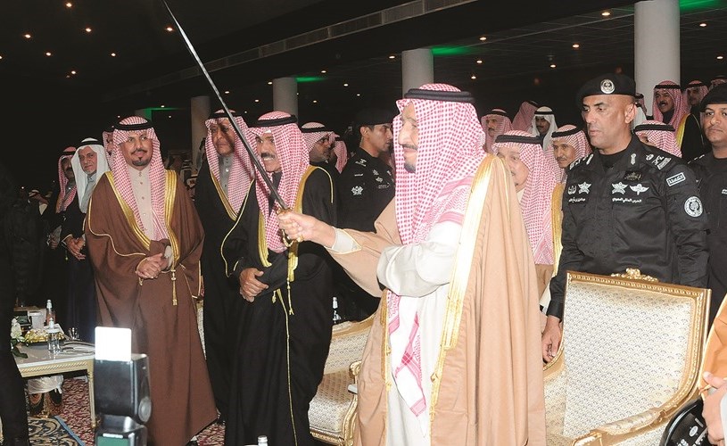 خادم الحرمين الشريفين الملك سلمان بن عبدالعزيز يؤدي العرضة بحضور ممثل صاحب السمو الأمير خلال حضورهما أوبريت أئمة وملوك بمهرجان الجنادرية﻿
