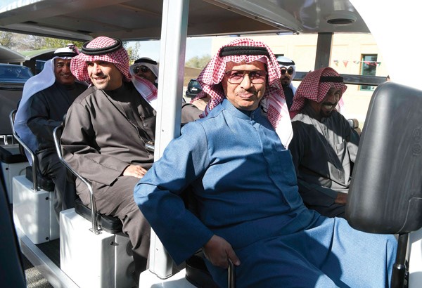 سمو رئيس الوزراء الشيخ جابر المبارك وأنس الصالح والشيخ علي الجابر وبخيت الرشيدي في «عزايز» أمس	 (محمد هاشم)