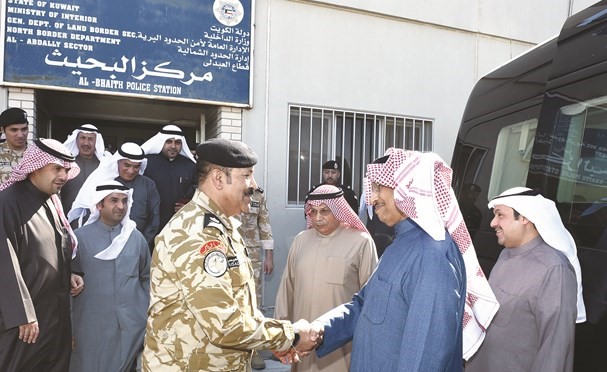 سمو رئيس الوزراء الشيخ جابر المبارك أثناء وصوله إلى مركز البحيث الحدودي وبجانبه الشيخ خالد الجراح﻿