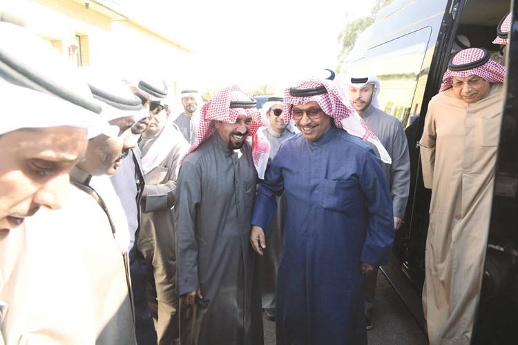 سمو رئيس الوزراء الشيخ جابر المبارك والشيخ خالد الجراح أثناء وصولهما عزايز﻿