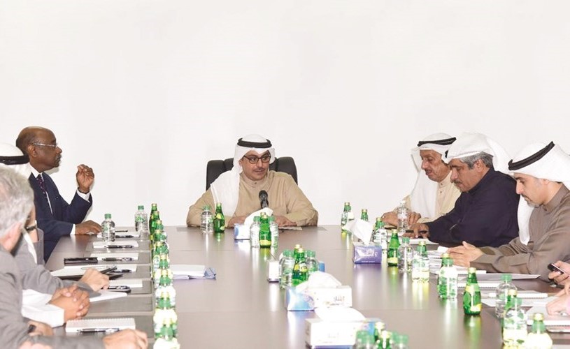 الشيخ أحمد المشعل مجتمعا بقياديي وزارة الصحة والقائمين على المشروع خلال الزيارة الميدانية ﻿