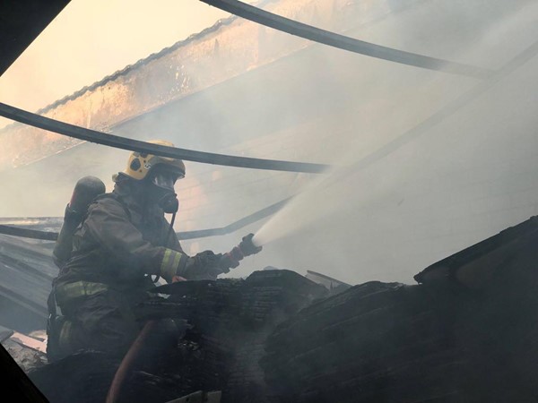 بالفيديو والصور.. حريق منزل مخالف في الصليبيخات إستنفر جهود رجال الإطفاء لإخماده