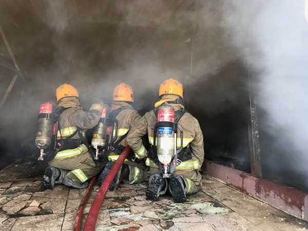 بالفيديو والصور.. حريق منزل مخالف في الصليبيخات إستنفر جهود رجال الإطفاء لإخماده