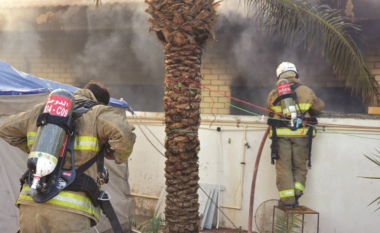 رجال الإطفاء أثناء السيطرة والتعامل مع حريق الصليبخات﻿