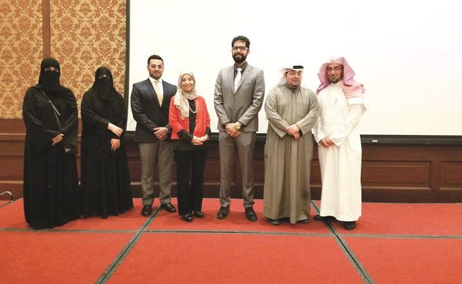 د.منى المطيري ود.أديبة الحرز وأعضاء اللجنة المنظمة والرابطة الكويتية للروماتيزم﻿