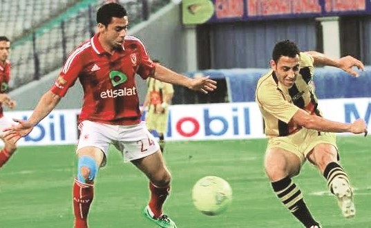 أحمد فتحي في كرة مشتركة مع لاعب المقاولون﻿