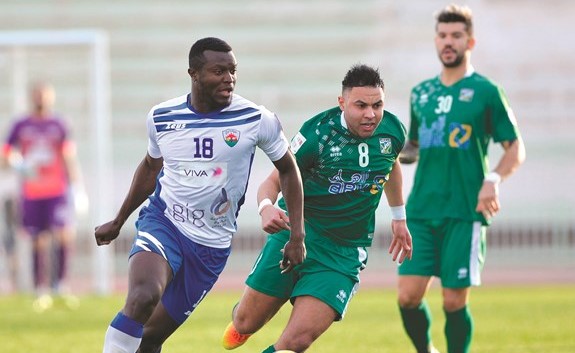 لاعب العربي طلال نايف يحاول اللحاق بلاعب الجهراء رونالد وانجا- (الأزرق. كوم)﻿
