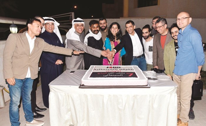 الحضور يقطعون قالب الكيك في افتتاح ملتقى الفن السابع السينمائي﻿