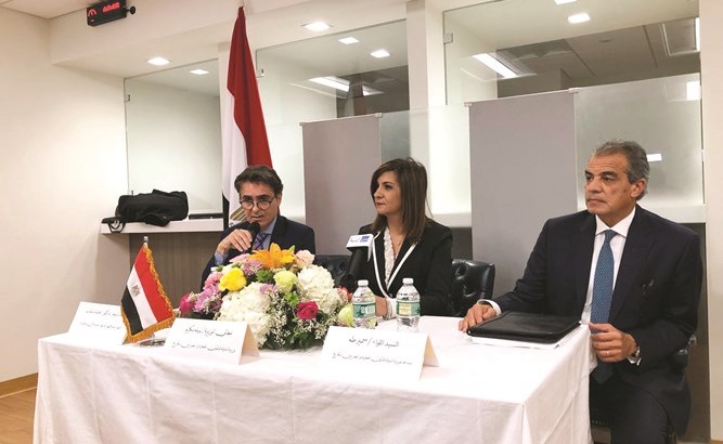 نبيلة مكرم تتوسط السفير هشام النقيب واللواء سمير طه خلال لقاء مغتربي أميركا﻿