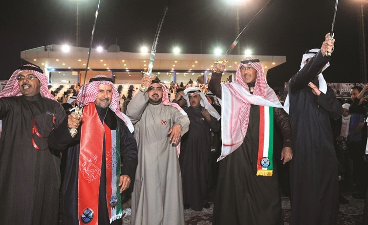 الشيخ فواز الخالد يؤدي رقصة العرضة على هامش المهرجان ﻿
