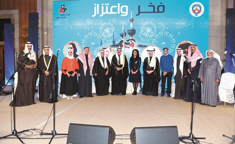 الفريق م. ثابت المهنا والفريق أول م. الشيخ احمد النواف مع المكرمين خلال احتفال محافظة العاصمة -(أحمد علي) ﻿