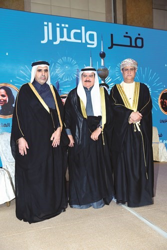 المهنا متوسطا السفير العماني والقائم بالأعمال القطري ﻿