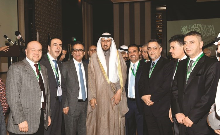 د.محمد العفاسي يتوسط عددا من المشاركين في المؤتمر﻿