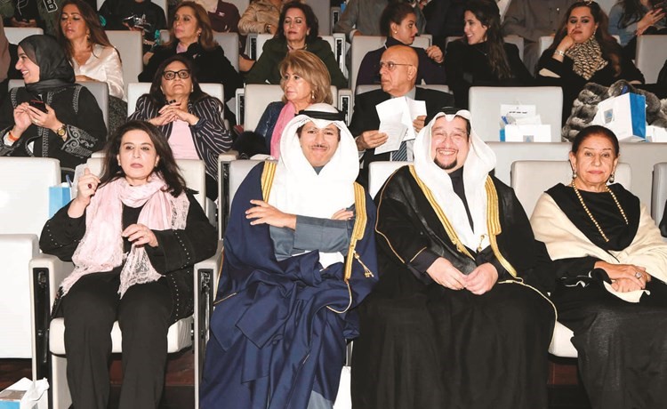 الشيخة شيخة العبدالله والشيخ صباح جابر العلي والشيخ صباح جابر المبارك والشيخة عزة جابر العلي خلال الحفل ﻿