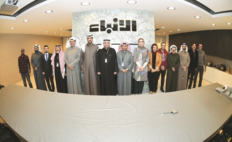 رئيس التحرير الزميل يوسف خالد المرزوق ومستشار الإدارة العامة الزميل يوسف عبدالرحمن ومدير التحرير الزميل محمد بسام الحسيني مع الزميل محمد ثلاب وعدد من أعضاء جمعية الكاريكاتير الكويتية	(هاني الشمري)﻿