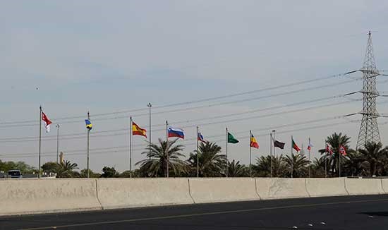 شوارع البلاد تزدان بأعلام الدول المشاركة في مؤتمر إعادة إعمار العراق